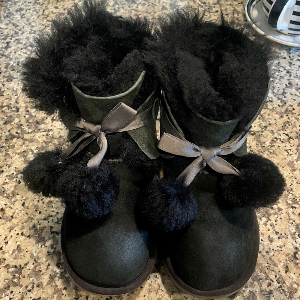 Girls size 1k UGG Gita boots in black